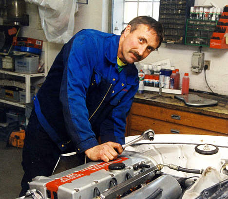 Tonni Mortensen skruer på sin firehjulstrukne Opel Vectra som forberedelse på come back’et.